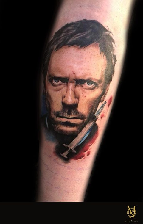 Tatouage réaliste couleur, portrait d'Hugh Laurie dans Dr House, mollet, par Matilda