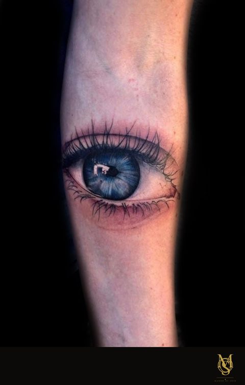 Tatouage réaliste couleur, œil, avant-bras, par Matilda