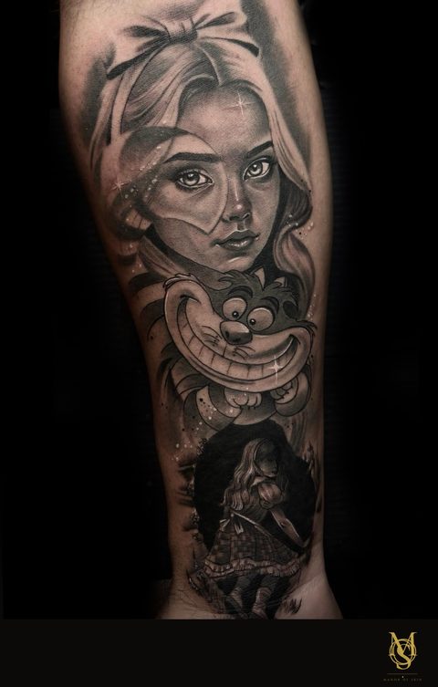 Tatouage réaliste noir et gris, Alice et le chat du Cheshire, avant-bras, par Matilda