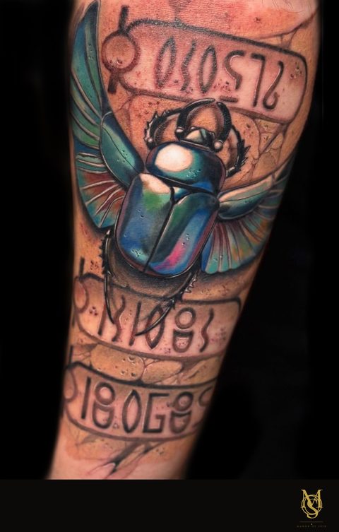 Tatouage réaliste couleur, scarabée égyptien, avant-bras, par Matilda
