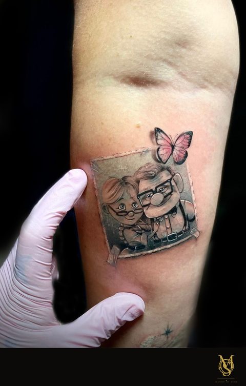 Tatouage réaliste couleur, couple inspiré de Là-haut façon vieille photo, avant-bras, par Matilda