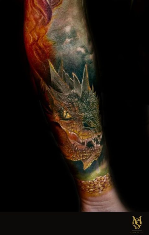Tatouage réaliste couleur, dragon, avant-bras, par Matilda