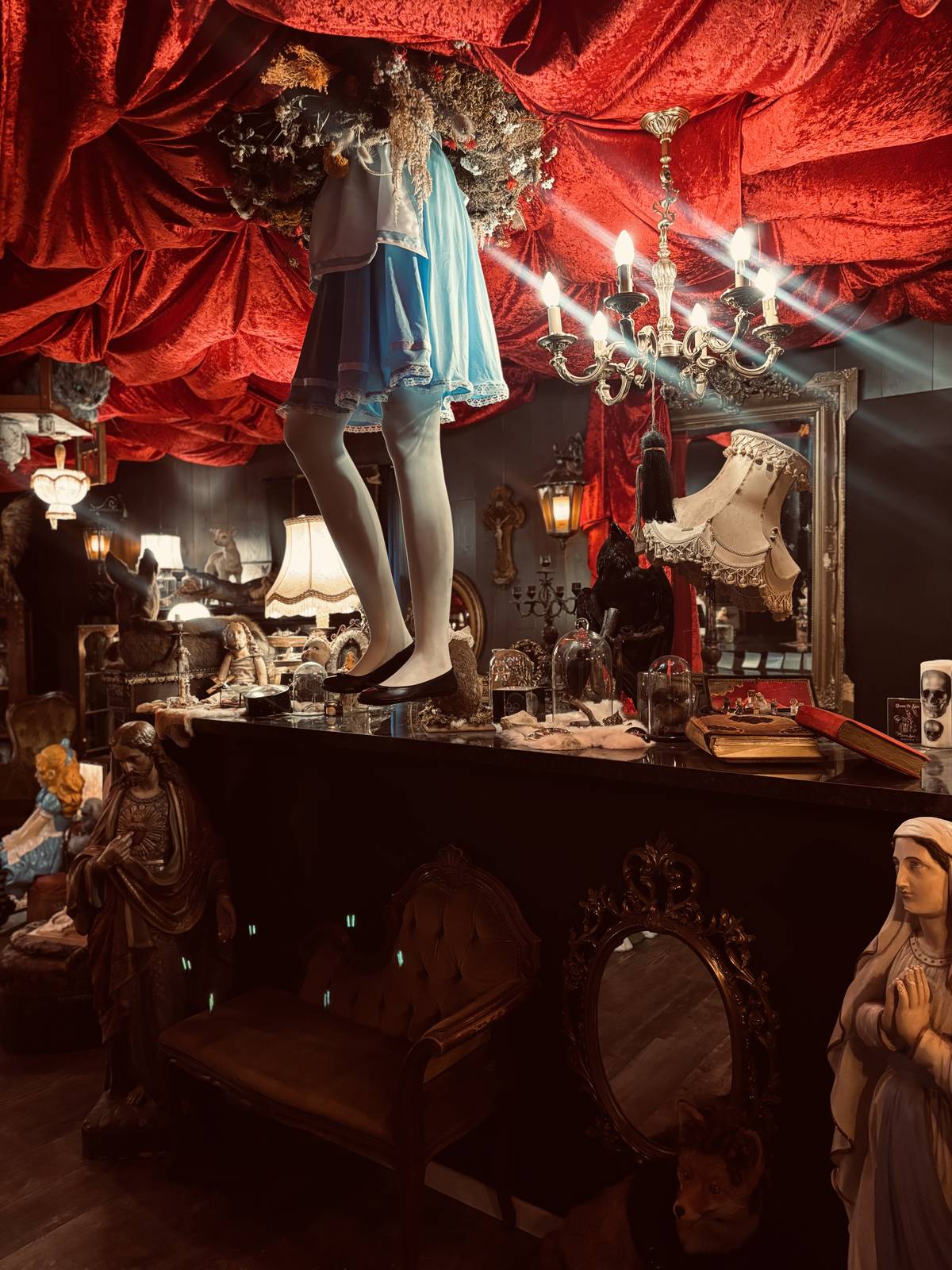 Le comptoir et son décor théâtral, studio Manor of Skin